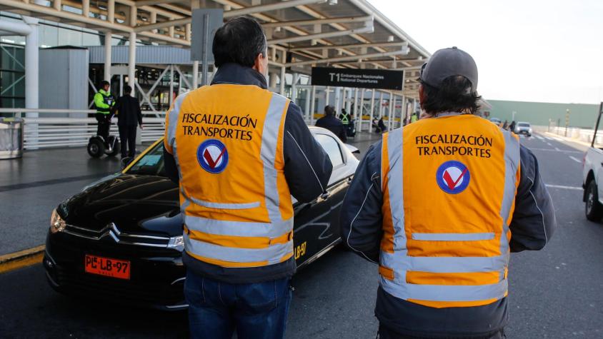 Denuncian que taxista cobró casi 7 millones de pesos a mujer holandesa por traslado desde aeropuerto al centro de Santiago