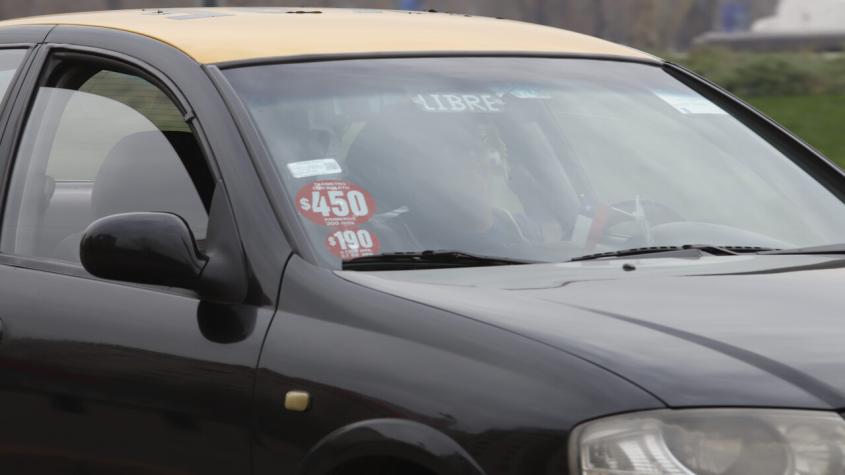 Tras millonaria estafa a turista, revelan modus operandi de taxistas ilegales