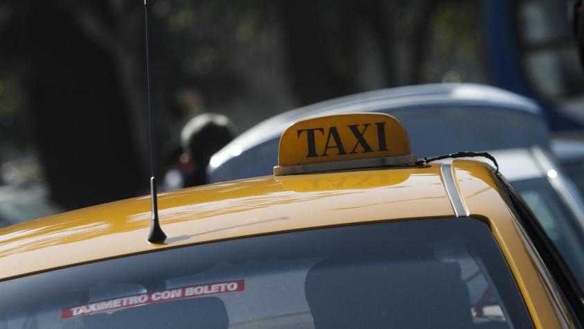 El llamado de la embajada de Estados Unidos por estafas de taxis no autorizados en aeropuerto de Santiago