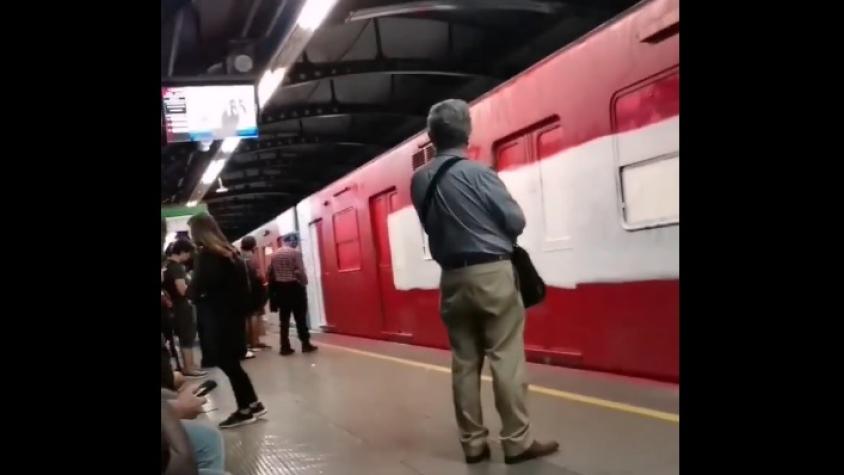Detienen a dos sujetos que rayaron un tren en la estación San Joaquín del Metro de Santiago