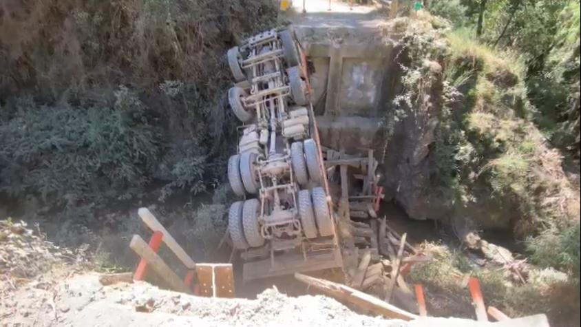 Puente colapsa tras paso de camión de alto tonelaje en Concepción: era la única ruta que conectaba el sector