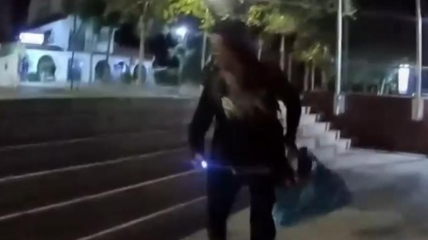 Usó un electroshock: Captan amenaza de vendedora ambulante a inspector municipal de Las Condes 