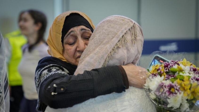 El emotivo reencuentro entre mujer palestina con su familia chilena en Santiago: Su esposo murió en conflicto Hamás-Israel