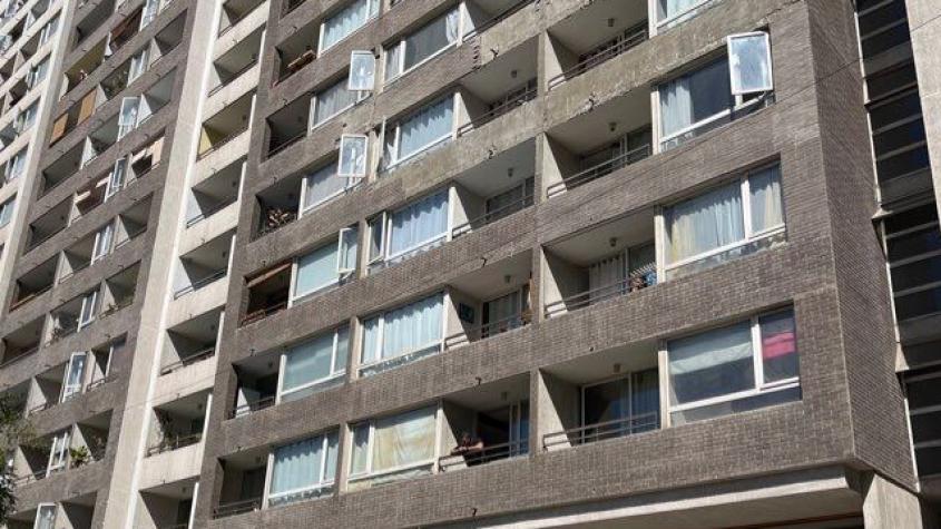 Estadounidense queda en riesgo vital tras caída de escombro de edificio en Santiago