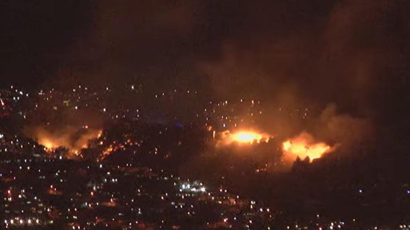 Incendio en Valparaíso: Senapred ordena evacuaciones en sectores de Cerro Cordillera