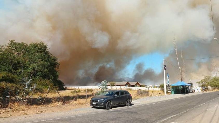 Alerta roja en Molina por incendio forestal: Siniestro provoca “amenaza a viviendas”