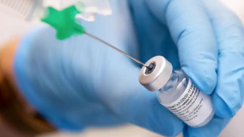 Hombre se vacunó 217 veces contra el COVID-19 en Alemania: Está sano