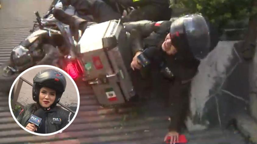 VIDEO | ¡Sin soltar el micrófono! Periodista cayó de una moto mientras realizaba despacho
