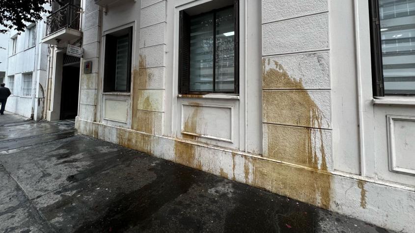 Vandalizan fachada de Sernameg Biobío en el Día de la Mujer: lanzaron pintura y aceite quemado