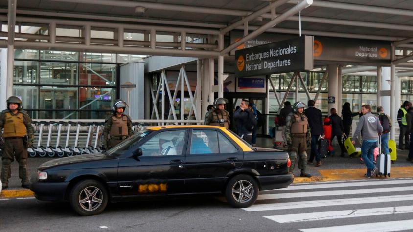 Reino Unido envía correo a Chile reclamando por falsos taxistas en aeropuerto: Estafas alcanzarían los $4 millones
