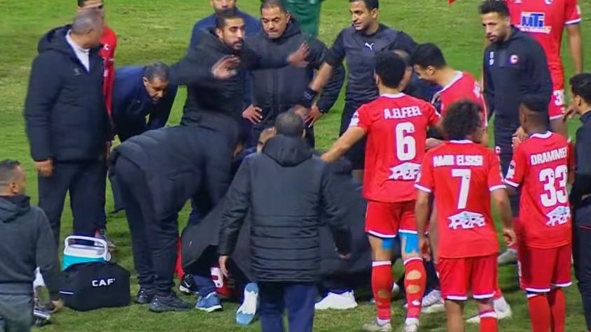 “Su corazón se detuvo”: Futbolista egipcio sufre paro cardíaco en pleno partido y su estado es crítico