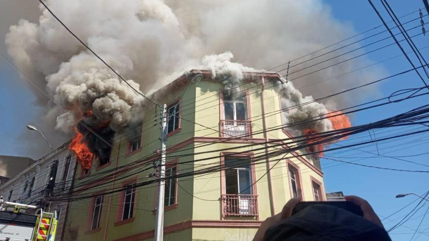 Incendio consume vivienda en Cerro Cordillera en Valparaíso: vecinos combaten el siniestro
