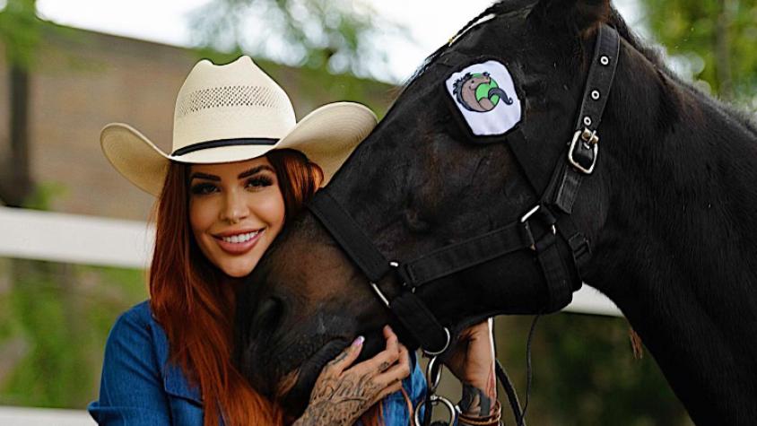 De qué murió Elena Larrea, la modelo de OnlyFans que tenía un santuario de caballos maltratados