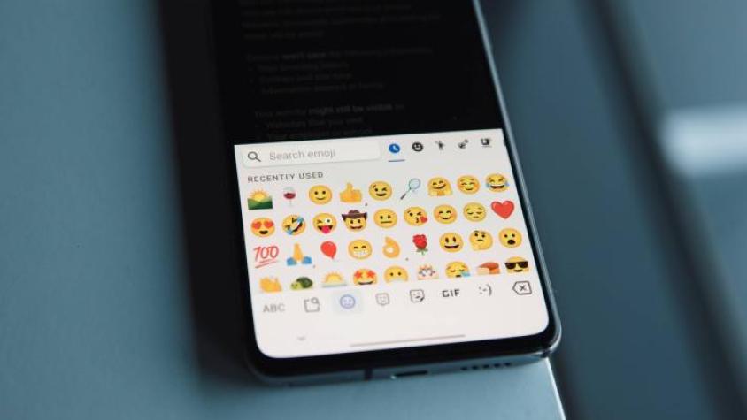 ¿Cómo tener los nuevos emojis de WhatsApp en mi celular?