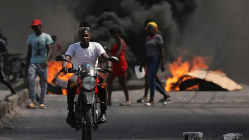 Se intensifican tiroteos en Haití cerca del aeropuerto tras el anuncio del retorno del primer ministro