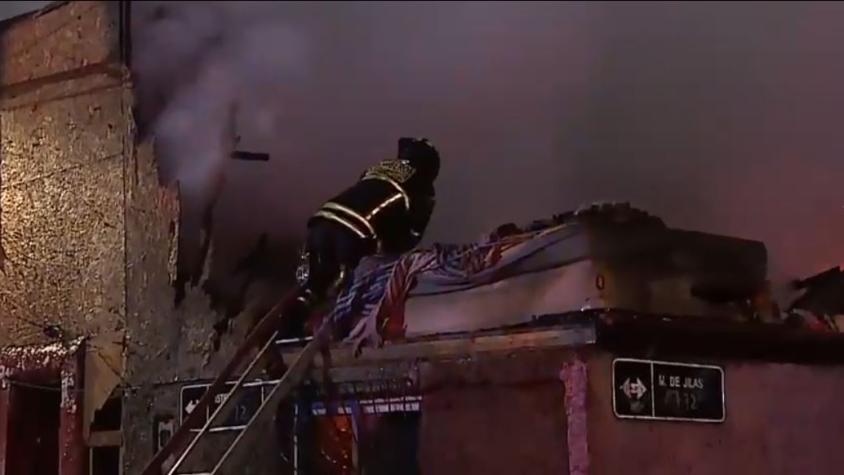 Al menos dos viviendas afectadas tras incendio en Cerro Navia