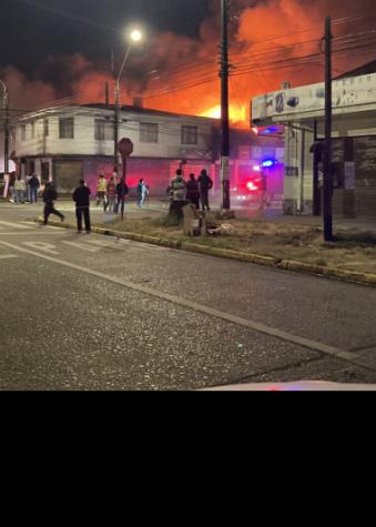 Bomberos logra controlar gigantesco incendio en Loncoche: dos bomberos resultaron heridos