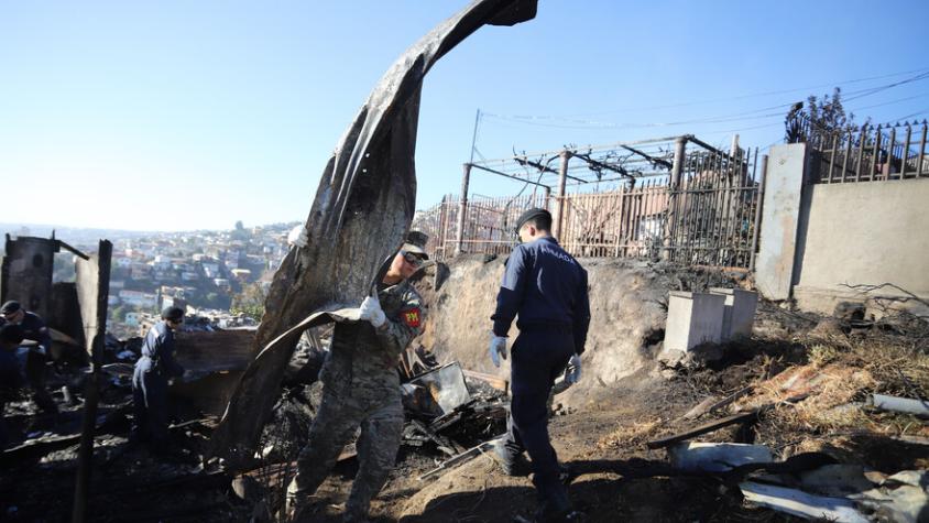 Gobierno confirma al menos 20 casas afectadas por incendio en Valparaíso y dice que serán menos de 40