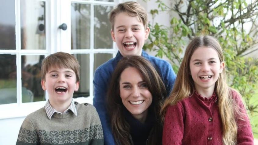 Kate Middleton reconoció que ella manipuló la foto de su reaparición junto a sus hijos y pidió "disculpas"