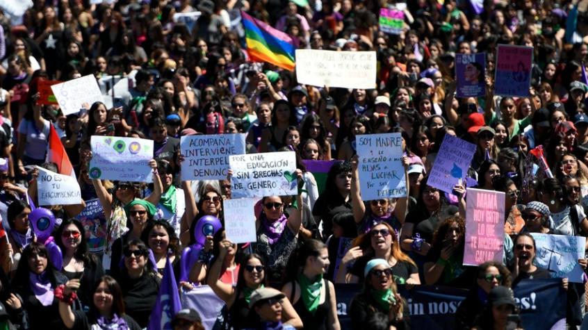 Más de 35 mil personas participan en marcha por el 8M