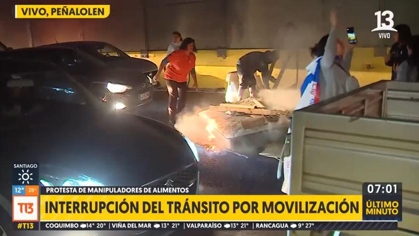 Manipuladoras de alimento protestan por no pago de finiquitos en Peñalolén: Encendieron barricadas