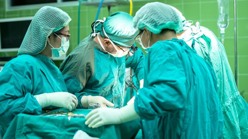 Por primera vez en Chile: Hospital de Puerto Montt realiza innovadora cirugía para corregir “pecho de paloma”