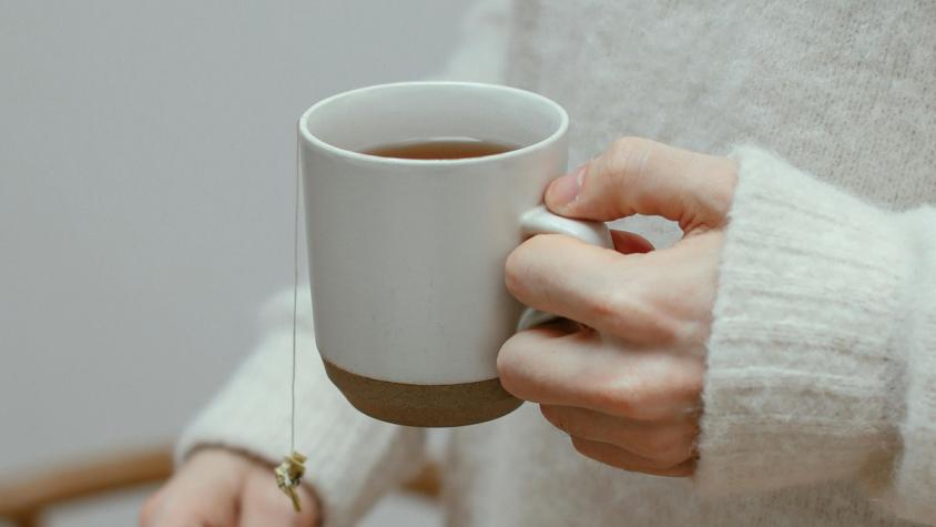 Menos amargor: los beneficios de preparar el té con agua ligeramente más fría