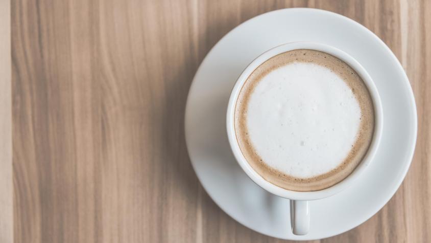 Cómo preparar un flat white: el café homenajeado por Google este lunes