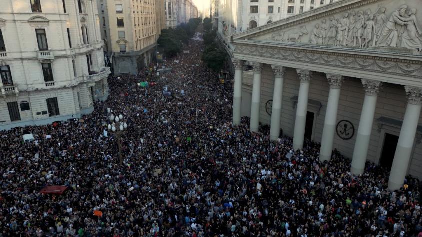Cientos de miles de personas salen a defender la universidad pública en Argentina