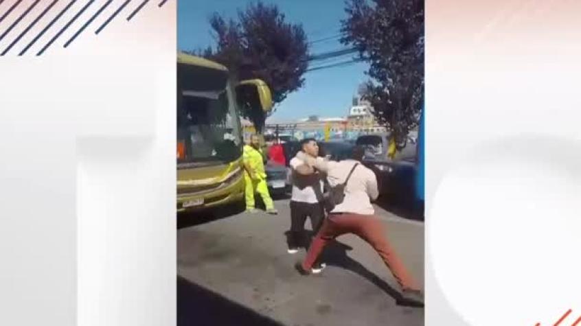 Dos choferes de bus protagonizaron pelea en Concepción: Todo habría sido por el supuesto piropo