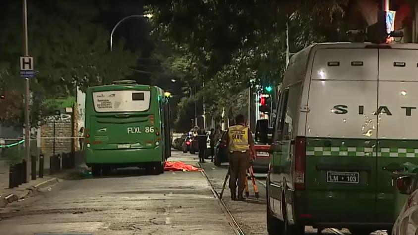Habría caído por antiguos rieles en la vía: Ciclista muere atropellada por bus de RED en Santiago