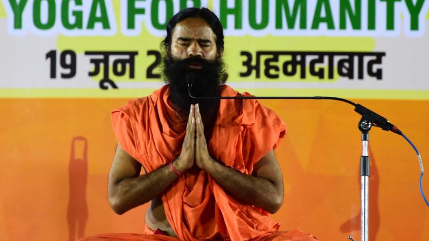 Por prometer curas para el cáncer y el COVID-19: Gurú del yoga en India irá a juicio