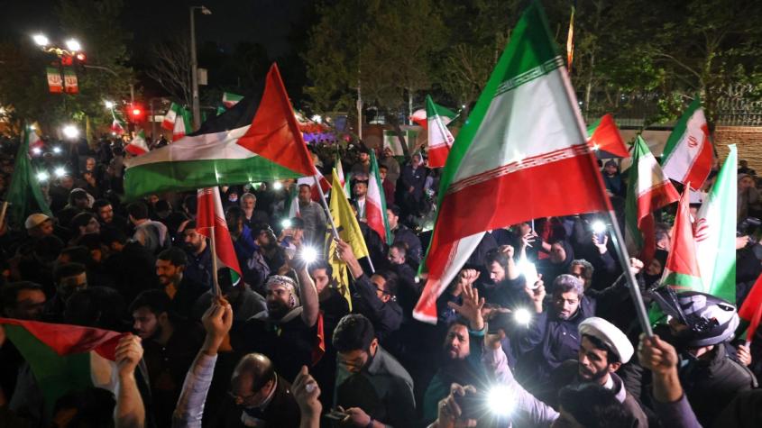En Irán celebran en las calles el ataque realizado a Israel al grito de "Muerte a Israel" y "muerte a Estados Unidos"