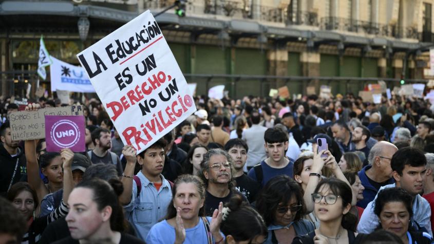 Estudiantes protestan contra ajuste a las universidades en Argentina