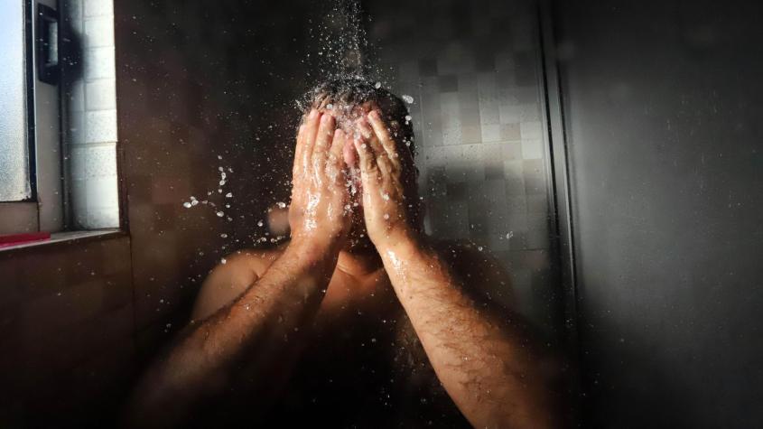 ¿Usas esponja para jabonarte en la ducha? Expertos explican por qué es mejor que no lo hagas