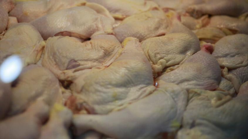 Supermercado sumergía pollos con cloro para disimular mal olor: ¿Qué pasa si alguien consume de estas carnes?
