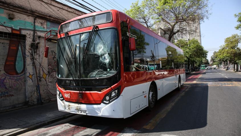 Bus de RED vuelca y conductor termina lesionado en Cerrillos