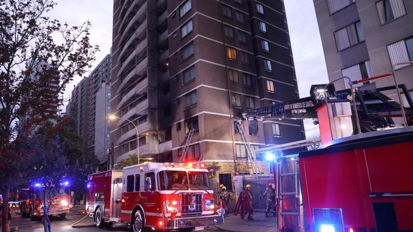 Incendio afectó a edificio del centro de Santiago: Dos personas fueron rescatadas por Bomberos