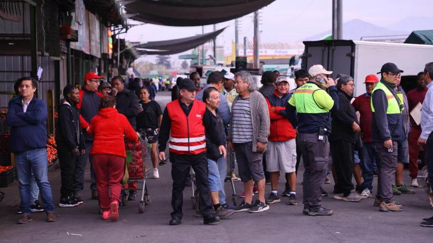 Crónica: Cómo la delincuencia y las drogas cambiaron Lo Valledor, el mayor mercado de Santiago