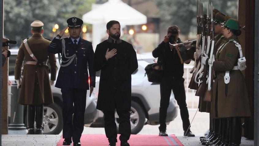 El gesto del Presidente Boric con guardia del Palacio de La Moneda tras muerte de carabineros