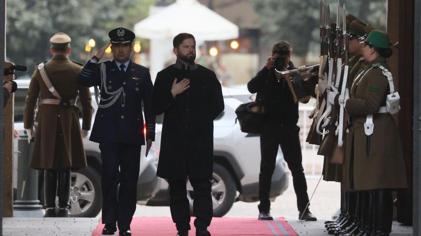 El gesto del Presidente Boric con guardia del Palacio de La Moneda tras muerte de carabineros El gesto del Presidente Boric con guardia del Palacio de La Moneda tras muerte de carabineros