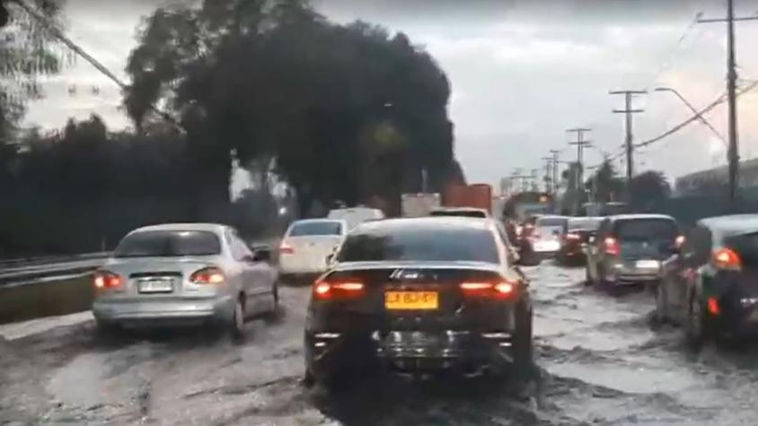 Inundación en Camino a Melipilla provoca congestión vehicular: Autoridades recomiendan buscar alternativas
