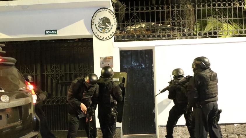 "Inaceptable violación de su soberanía": Chile condena irrupción de policía de Ecuador en la Embajada de México