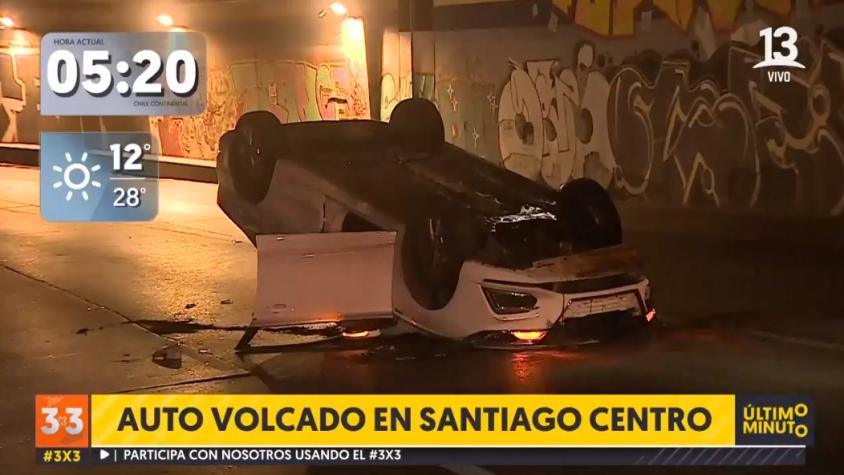Conductor volcó en el centro de Santiago: Fue detenido por Carabineros