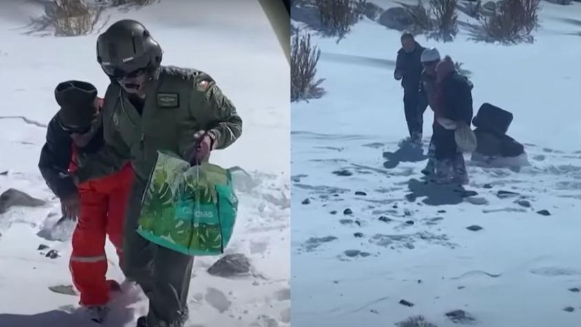 Así fue el rescate de Carabineros a una pareja de adultos mayores que quedaron aislados en la nieve 