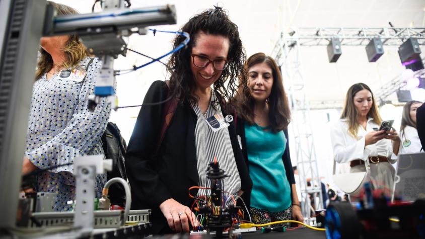 Mujeres que todo lo pueden: Lanzan campaña para impulsar a la participación femenina en carreras STEM