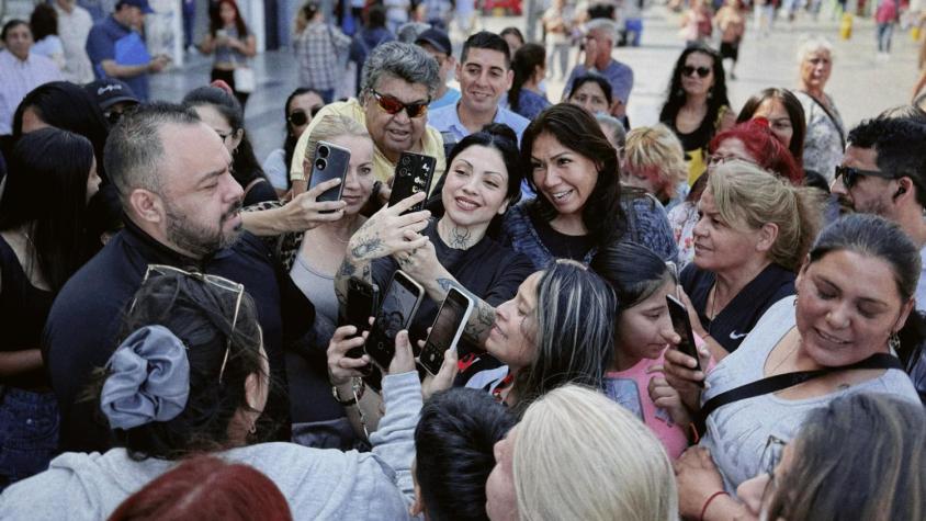"¿Eres tú, no cierto?": Mon Laferte sorprende a fanáticos con improvisado show en pleno centro de Antofagasta