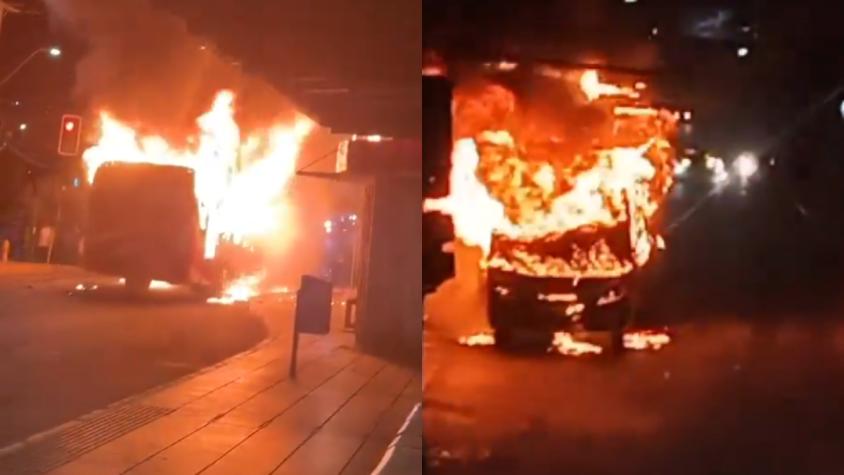 VIDEO | Reportan microbús quemándose en pleno centro de San Antonio