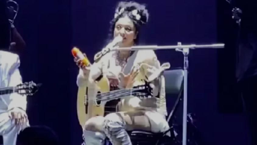 "Es la primera vez que me pasa": Mon Laferte debió parar show en Argentina por culpa de los mosquitos