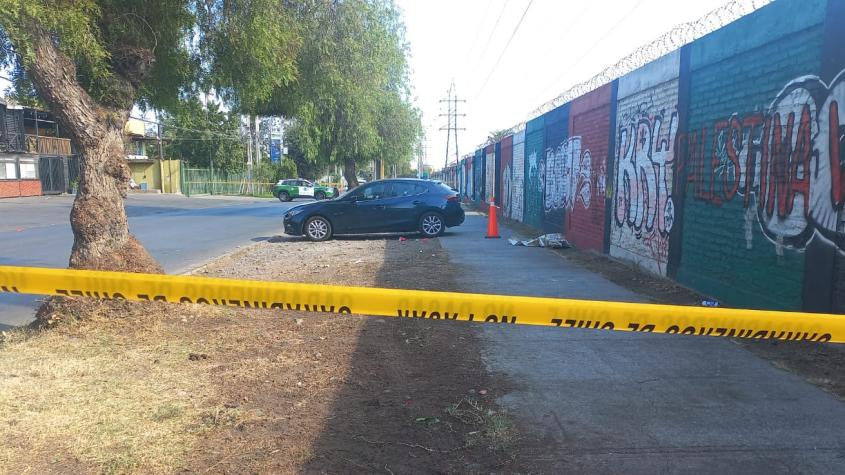 Un muerto y un herido de gravedad tras baleo dentro de auto en La Cisterna: Recibieron diez disparos